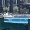 En un lujoso complejo residencial del barrio Nine Elms del suroeste de Londres, se inauguró una piscina transparente y flotante