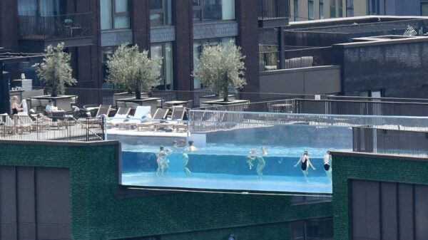 En un lujoso complejo residencial del barrio Nine Elms del suroeste de Londres, se inauguró una piscina transparente y flotante