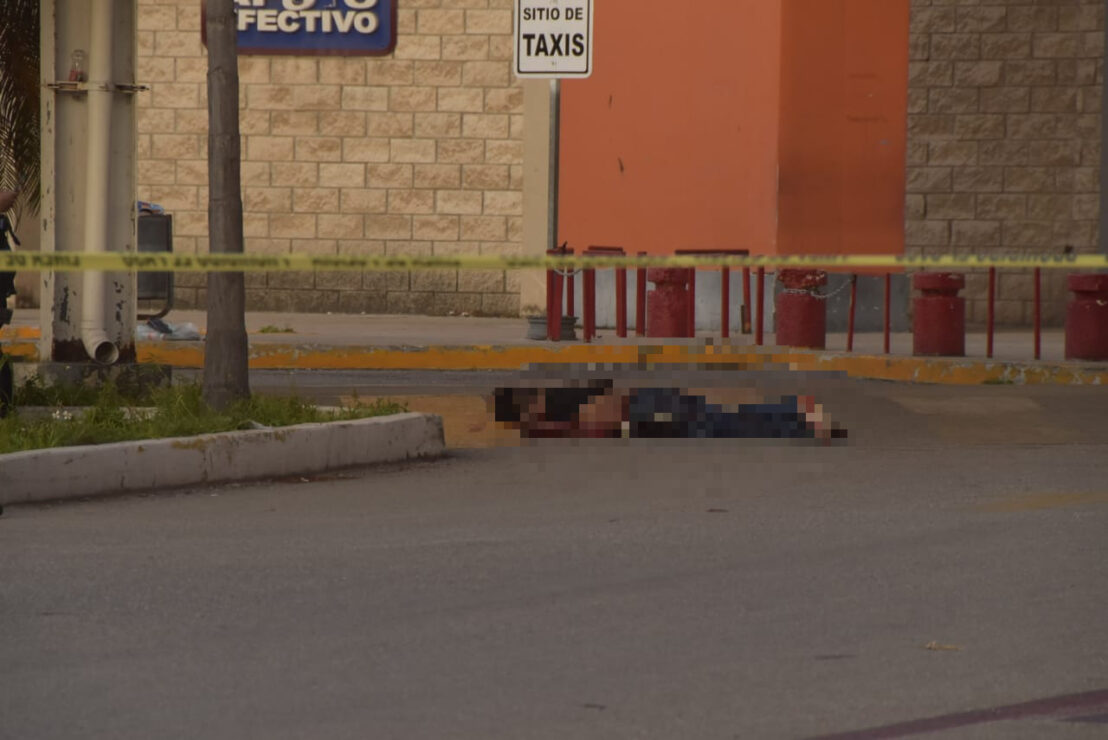 Cancún: Asesinan a balazos a un sujeto en estacionamiento de supermercado; la víctima es un albañil que fue citado en el lugar.