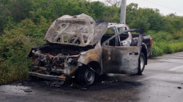 Camioneta se consume en llamas en la vía Mérida-Progreso