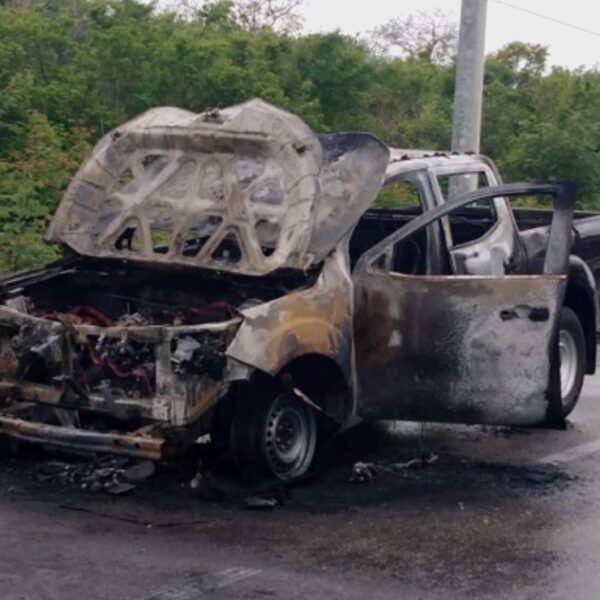 Camioneta se consume en llamas en la vía Mérida-Progreso