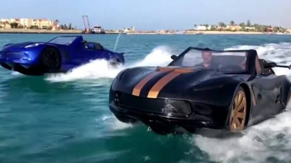 Tres jóvenes de Egipto se unieron para crear un automóvil acuático, cuyas imágenes de la unidad sobre el agua está causando sensación