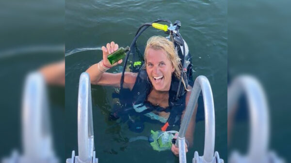 Mientras buceaba en el río Cheboygan,, Jennifer Dowker, encontró una carta con un mensaje en una botella de vidrio que data de casi medio siglo