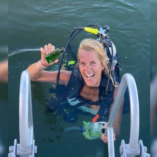 Mientras buceaba en el río Cheboygan,, Jennifer Dowker, encontró una carta con un mensaje en una botella de vidrio que data de casi medio siglo
