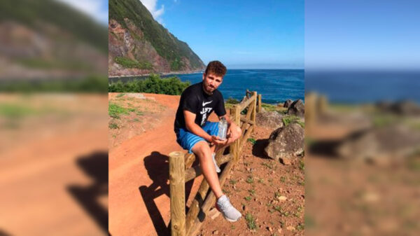 Mientras paseaba por la isla Azores, un joven de 17 años de nombre Christian Santos, encontró una botella que contenía un mensaje oculto