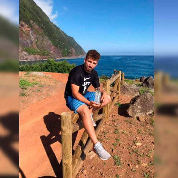 Mientras paseaba por la isla Azores, un joven de 17 años de nombre Christian Santos, encontró una botella que contenía un mensaje oculto