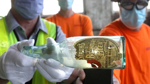 Obreros de la Estación Central de Michigan en Detroit, descubrieron el envase de una botella de cerveza con la etiqueta de producción del 19 de julio de 1913