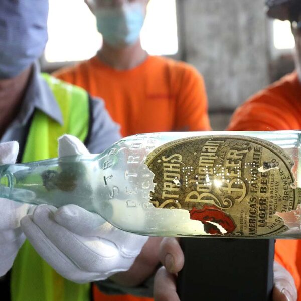 Obreros de la Estación Central de Michigan en Detroit, descubrieron el envase de una botella de cerveza con la etiqueta de producción del 19 de julio de 1913
