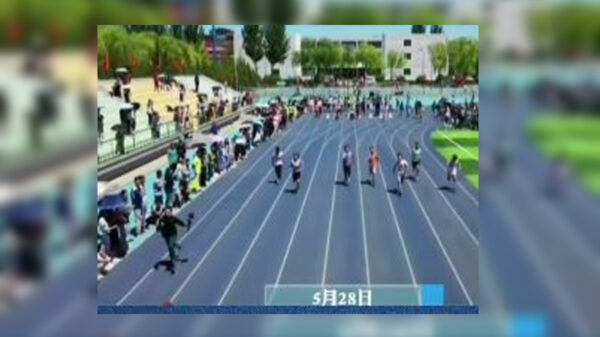 El video de una carrera de atletismo, en donde el ganador fue un camarógrafo que grababa la competencia se viraliza en redes sociales