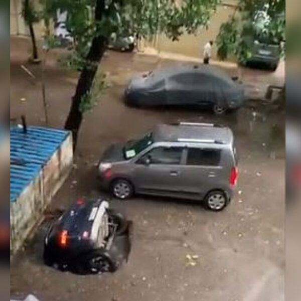 Un grupo de vecinos decidieron tapar un pozo y convertirlo en estacionamiento sin recurrir a profesional y termino tragándose un vehículo