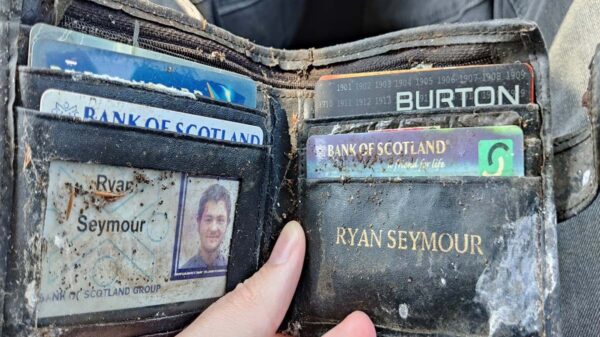 Imagínate que te roban la cartera en un bar y que esta aparezca 20 años después, pereciera un hecho inverosímil, pero un ciudadano británico vivió la experiencia