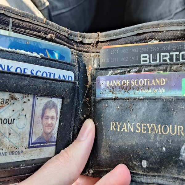 Imagínate que te roban la cartera en un bar y que esta aparezca 20 años después, pereciera un hecho inverosímil, pero un ciudadano británico vivió la experiencia