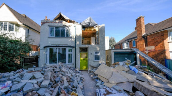 Luego de que la familia para la que trabajó no le pagará las remodelaciones, un constructor destruyó la casa aprovechando que estaban de vacaciones