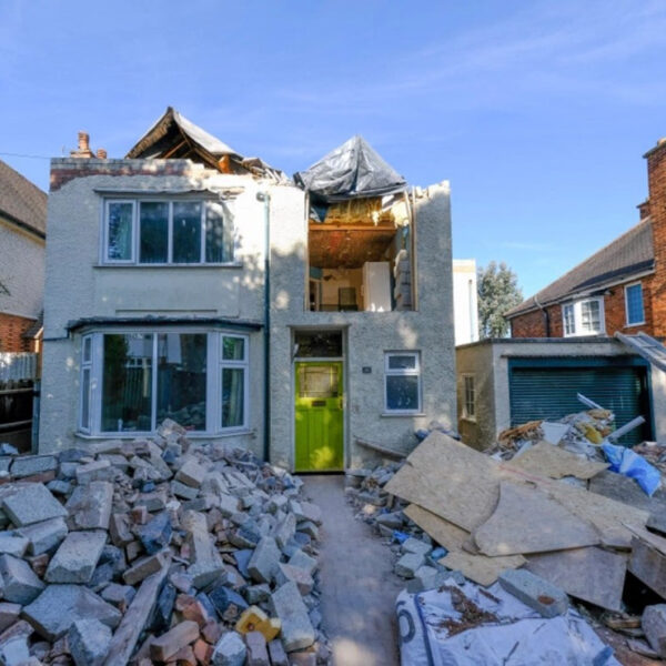 Luego de que la familia para la que trabajó no le pagará las remodelaciones, un constructor destruyó la casa aprovechando que estaban de vacaciones