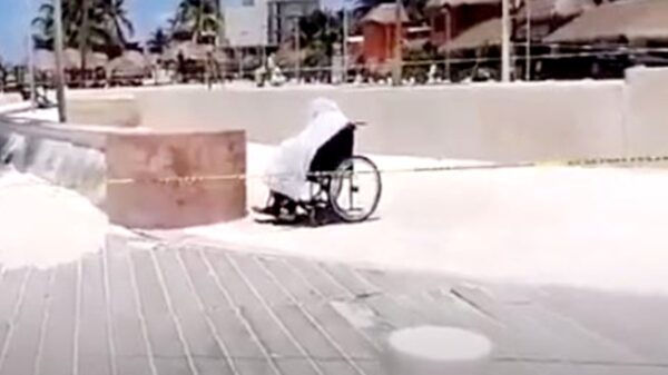 Hombre en silla de ruedas fallece mirando el mar en el Malecón de Progreso