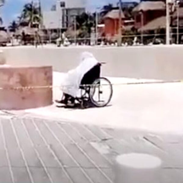 Hombre en silla de ruedas fallece mirando el mar en el Malecón de Progreso