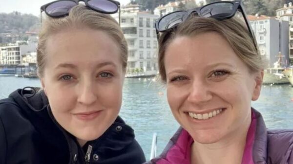 Tras descubrir la infidelidad de su novio, una joven decidió irse de viaje con la amante para darle una lección a su pareja