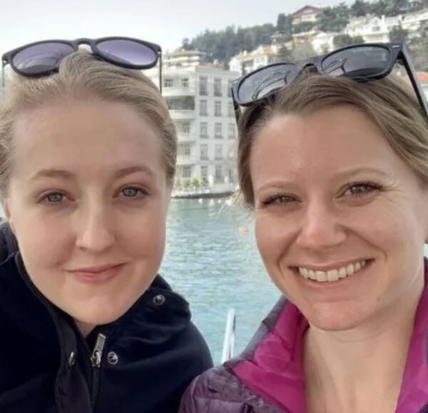 Tras descubrir la infidelidad de su novio, una joven decidió irse de viaje con la amante para darle una lección a su pareja