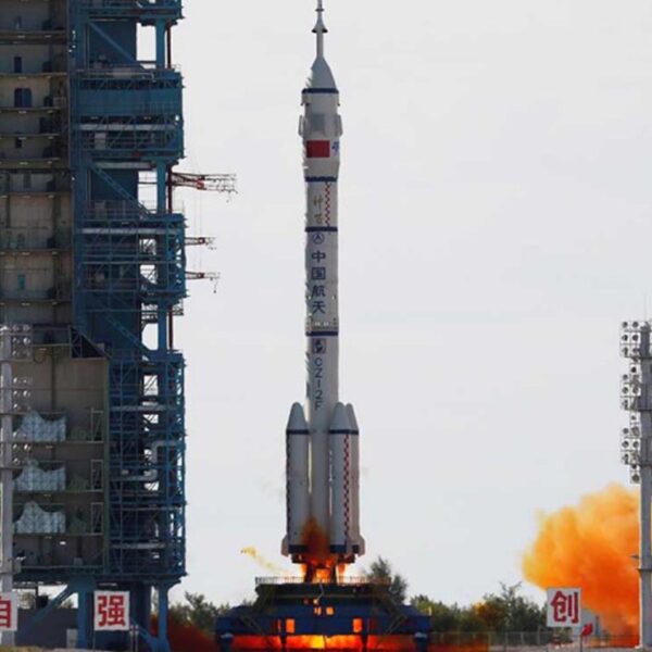 Cohete chino despega con destino a la nueva estación espacial