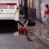 Mérida: Captan a empleada limpiando local de comida china con agua de un charco de la calle