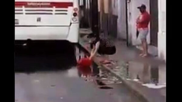 Mérida: Captan a empleada limpiando local de comida china con agua de un charco de la calle