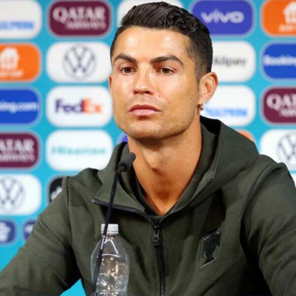 Cristiano desprecia a Coca-Cola durante rueda de prensa