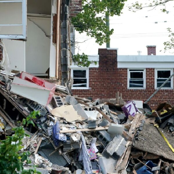 Por negarse a pagarle, albañil destruye la casa que remodeló