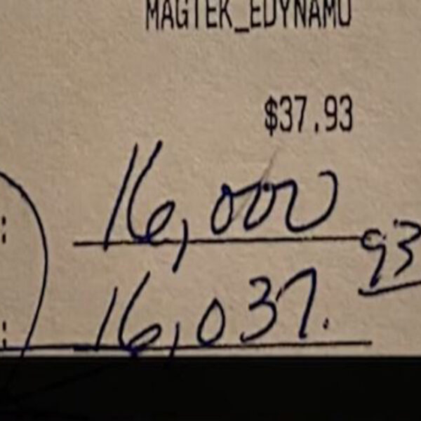 Meseros de un bar-restaurante de Irlanda quedaron sorprendidos al recibir una propina de 16 mil dólares, unos 320 mil pesos mexicanos