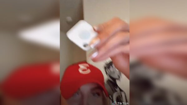 Cuando regresó a su casa después de convivir con unos amigos, una joven encontró un rastreador en su bolsa