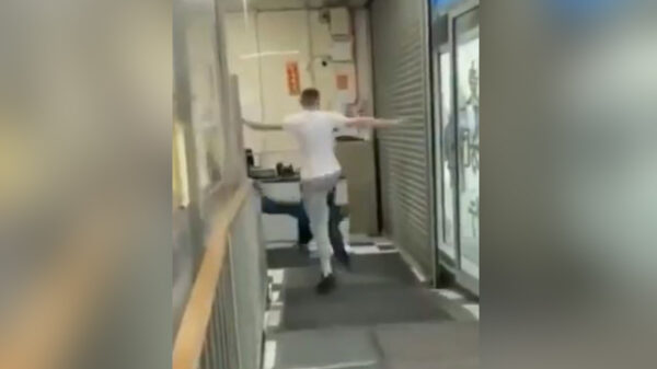 Noqueado término un hombre blanco en una tienda asiática, luego de intentar entrar a la fuerza para realizar actos racistas