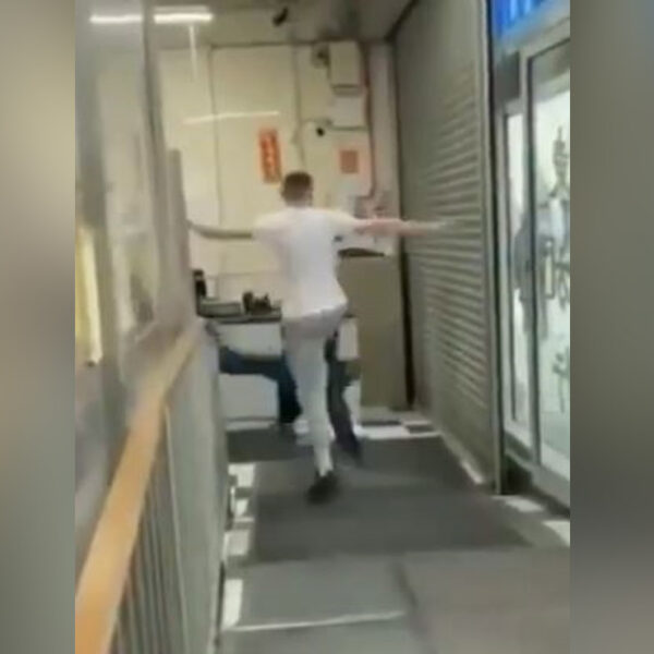 Noqueado término un hombre blanco en una tienda asiática, luego de intentar entrar a la fuerza para realizar actos racistas