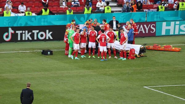 Eriksen recibe ejercicios de reanimación tras desplomarse