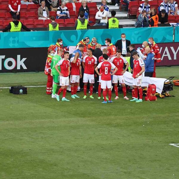 Eriksen recibe ejercicios de reanimación tras desplomarse