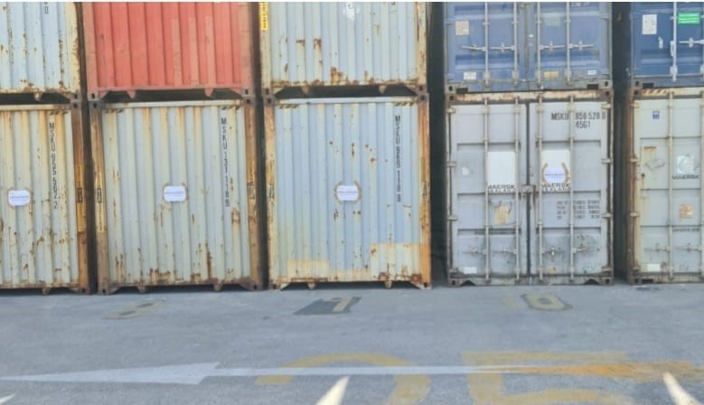 Golpe de la FGR a traficantes de madera en Yucatán; tras días de investigación decomisan en Progreso 25 contenedores con granillo que iban a China.