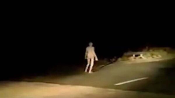 Una  extraña figura blanca en forma de humanoide fue captada en video sobre la presa Chadwa, en la India oriental