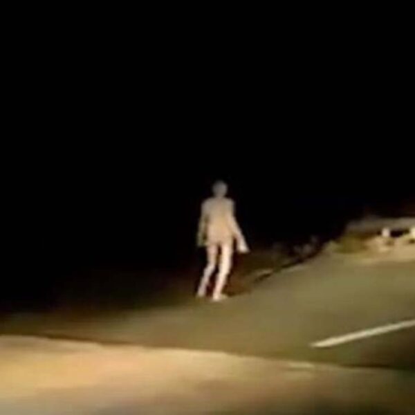 Una  extraña figura blanca en forma de humanoide fue captada en video sobre la presa Chadwa, en la India oriental