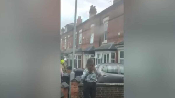 Tras incendiarse su vivienda, una mujer logró rescatar a sus hijos de las llamas, las cuales se extendían sin control