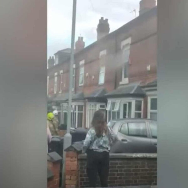 Tras incendiarse su vivienda, una mujer logró rescatar a sus hijos de las llamas, las cuales se extendían sin control