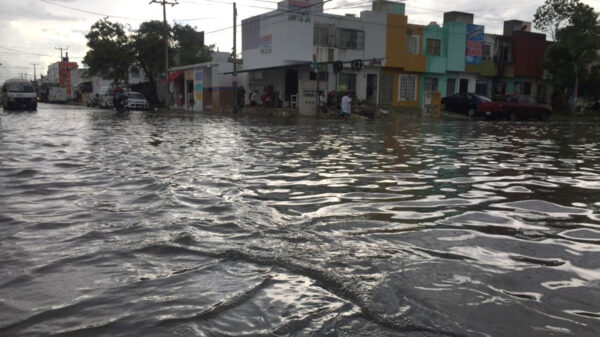 Sorprende estrepitosa lluvia a cancunenses