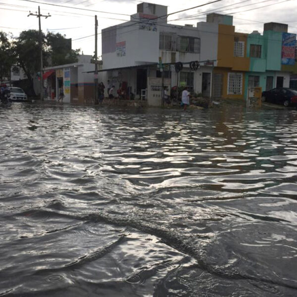 Sorprende estrepitosa lluvia a cancunenses