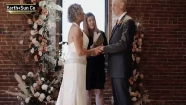 Un hombre que padece Alzheimer no recordaba que estaba casado y le propuso matrimonio por segunda vez a su esposa