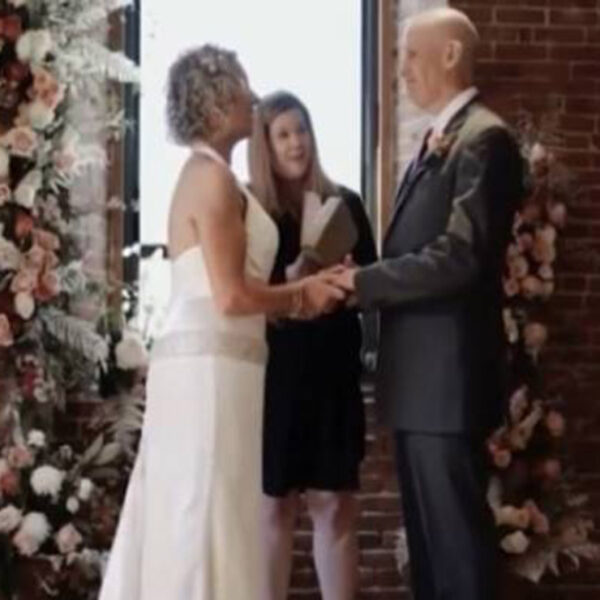 Un hombre que padece Alzheimer no recordaba que estaba casado y le propuso matrimonio por segunda vez a su esposa