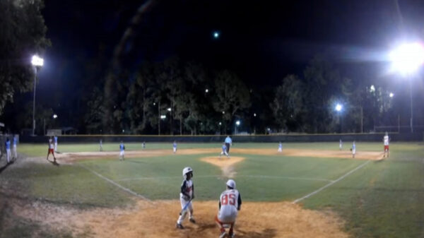 Capta en un partido de béisbol infantil el paso de un meteoro causando asombro entres lo asistentes