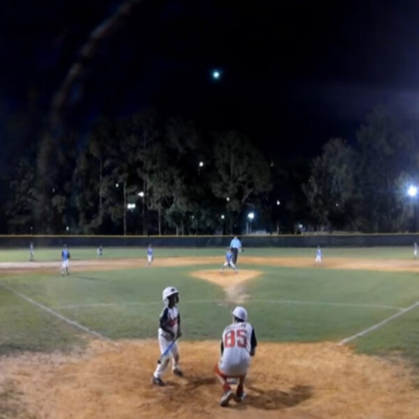 Capta en un partido de béisbol infantil el paso de un meteoro causando asombro entres lo asistentes