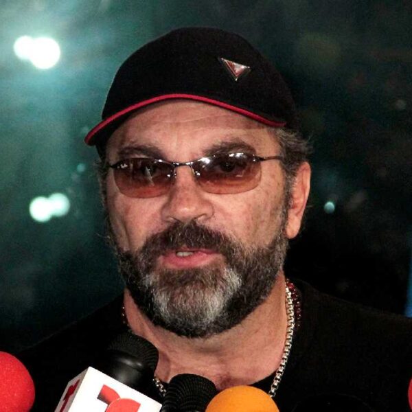 Captan a Mijares en silla de ruedas ¿Qué enfermedad tiene?