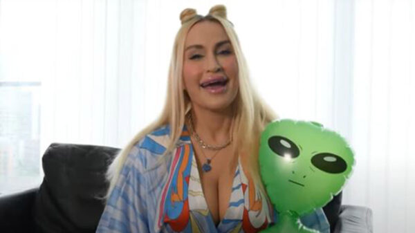 La historia de Abbie Bella, se populariza en redes sociales, ya que esta mujer asegura haber sido abducida por aliens