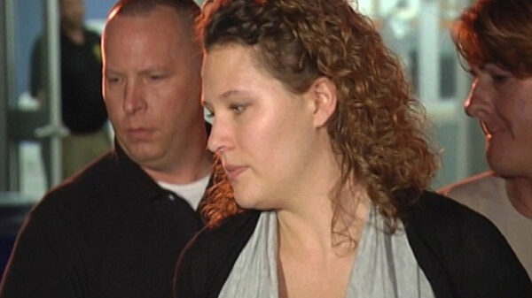 Luego de asesinar a su novio a tiros porque “olía a sexo”, una mujer fue detenida y enfrenta cargos criminales.