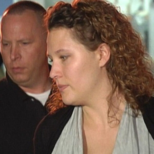 Luego de asesinar a su novio a tiros porque “olía a sexo”, una mujer fue detenida y enfrenta cargos criminales.