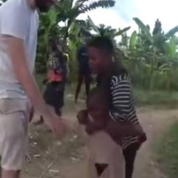 En redes sociales se viraliza un video en el que una niña africana que ve por primera vez a un hombre blanco y cree que es un fantasma