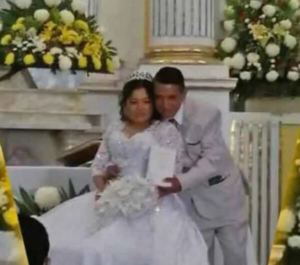 Novia termina casándose con un vestido y unas zapatillas prestadas, ya que el día que viajó para recoger su ajuar lo perdió